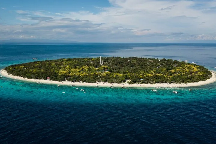 Luftaufnahme von Balicasag Island mit ihrem weißen Sandstrand und Korallenriff